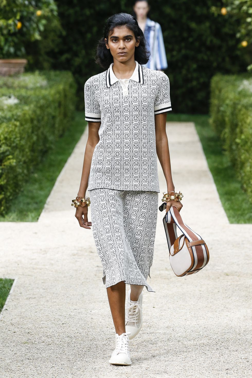 球鞋搭裙装,这种又酷又甜的穿搭方法觉对要学下来!