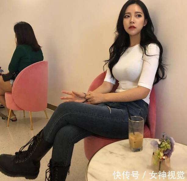 身材微胖的牛仔裤美女,散发出独特的女性韵味,吸引力十足!