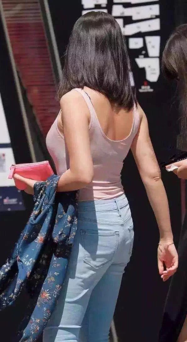 性感微胖熟女贴身透明小背心，丰满上围若隐若现