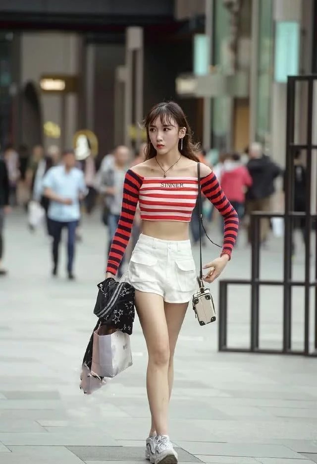 街拍：妩媚靓丽穿着大胆的小姐姐，身姿曼妙气质迷人！