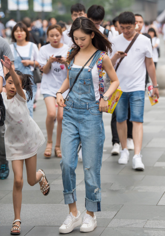 街拍：气质美女比较注重个人形象，只有美丽大方才能释放女性的魅