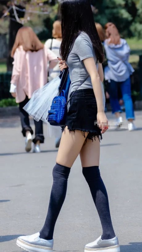 幼师小姐姐陪同小朋友们参加汇演，阳光太大晒得眼睛睁不开，紧身