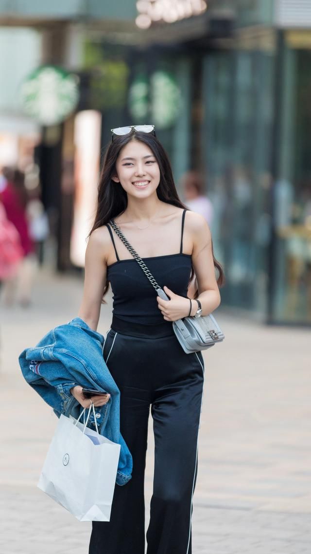 路人街拍，今夏超火的黑色薄纱连衣裙，搭配什么都很有范!