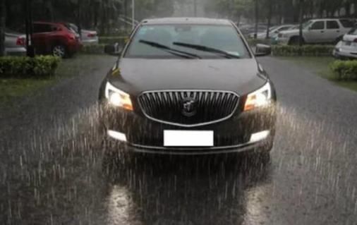  「雨天」雨天行车开“双闪”，到底是对还是错？交警给出了解释