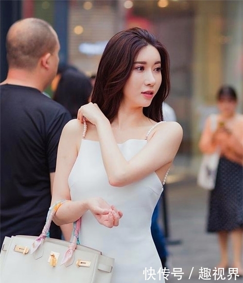 『小姐姐』街拍:超可爱的小姐姐,大长腿十分亮眼,非常有女人味