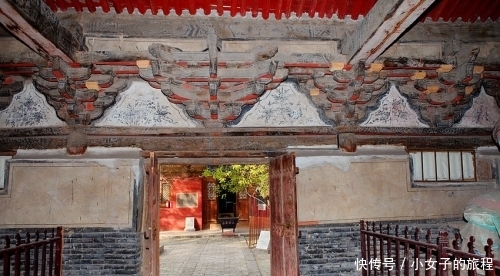 不观镇国寺，枉至平遥城，到了万佛殿方知木材也可如此绚丽