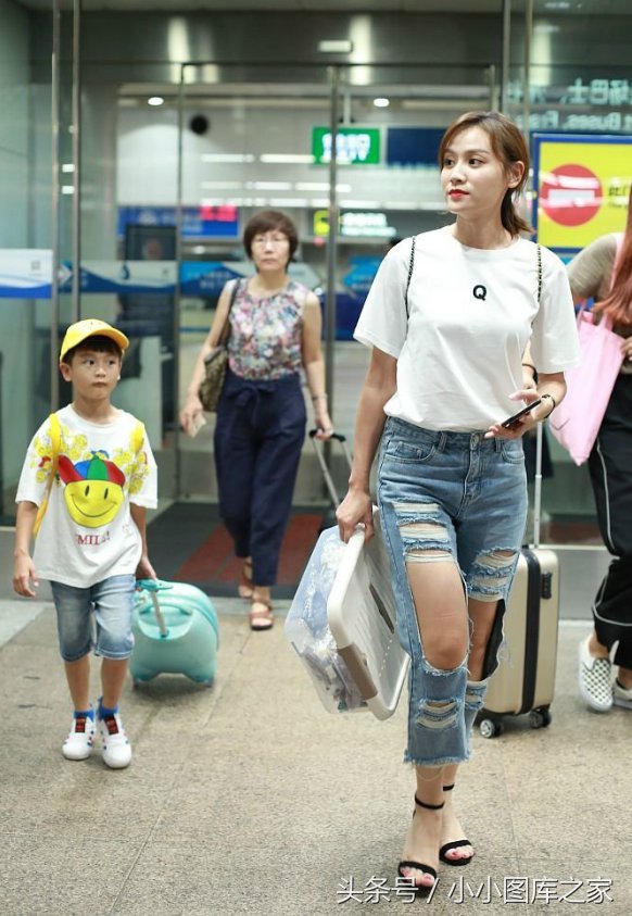 叶一茜身穿夸张破洞牛仔裤，网友:显得腿太粗了!