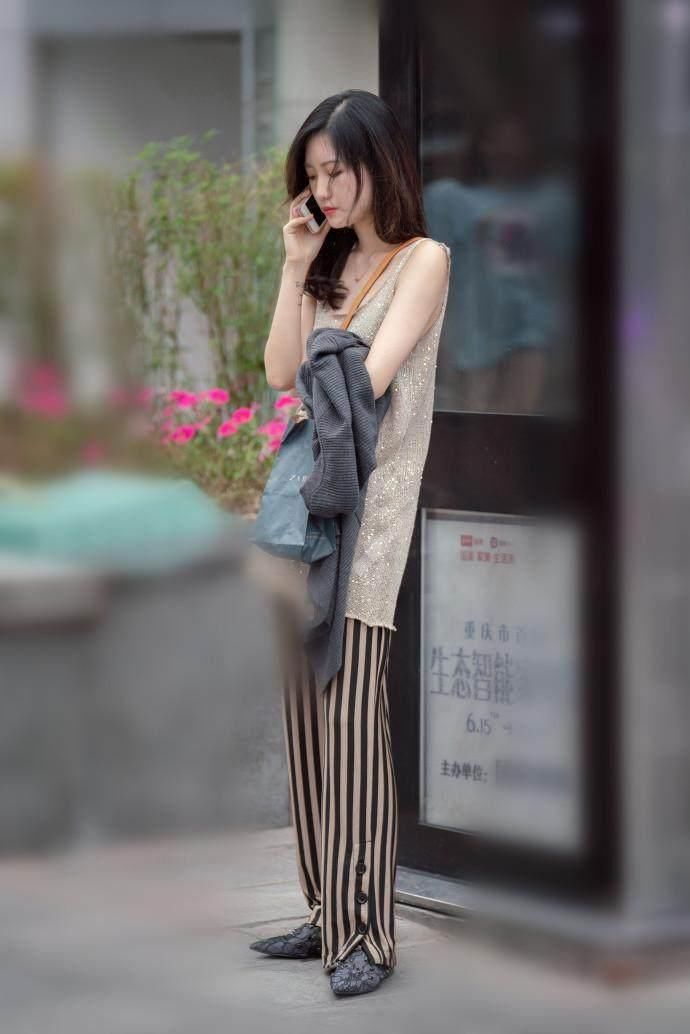 美女黑色吊带搭配紧身长裤，完美身材吸引众多目光!