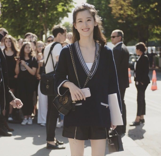 最美校花章泽天国外参加活动,女网友:刘强东有