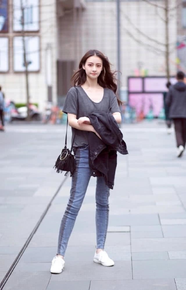  短袖■路人街拍，靓女简洁的灰色短袖搭配小脚牛仔裤，看起来更具活力