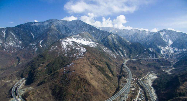  「中国」中国最宏伟的大桥，可在山肚子里连续转两圈，老外都服