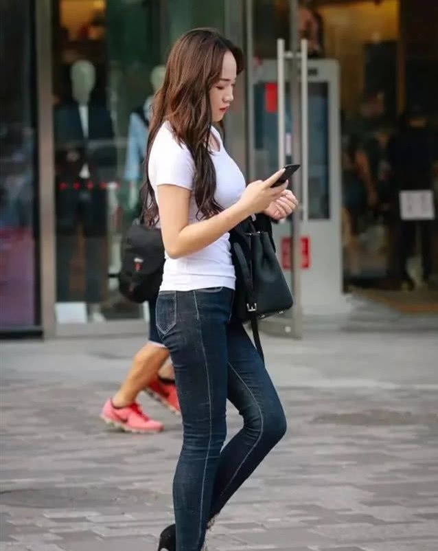 辣妈■美的刚刚好,这位“很多肉的辣妈”微胖身材穿上简单的T桖牛仔裤