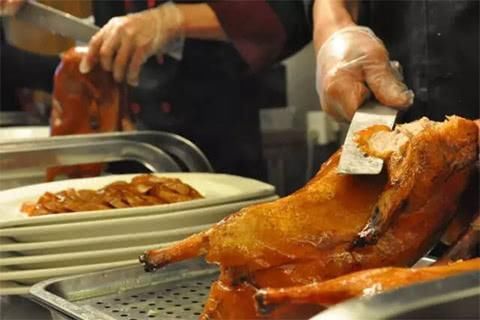 韩国游客在中国旅游，去吃北京烤鸭，一看账单直呼:欺负外国游客