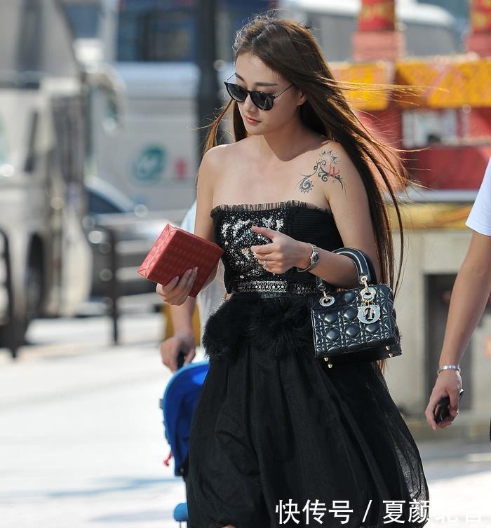  太漂亮@街拍：皮肤白嫩的小姐姐，颜值如此的美丽，太漂亮了