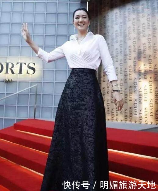 巩俐不愧是巩皇，红色阔腿裤霸气十足，这气场真不是章子怡能比的