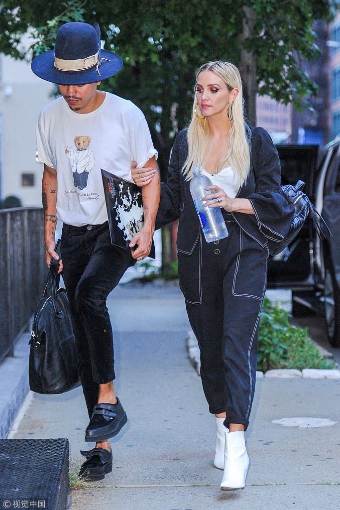 艾希莉辛普森和老公七夕街头公然撒糖   穿情侣装手牵手浪漫约会