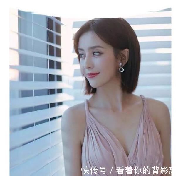 看惯了短发的佟丽娅，换个发型居然从辣妈变成了18岁少女