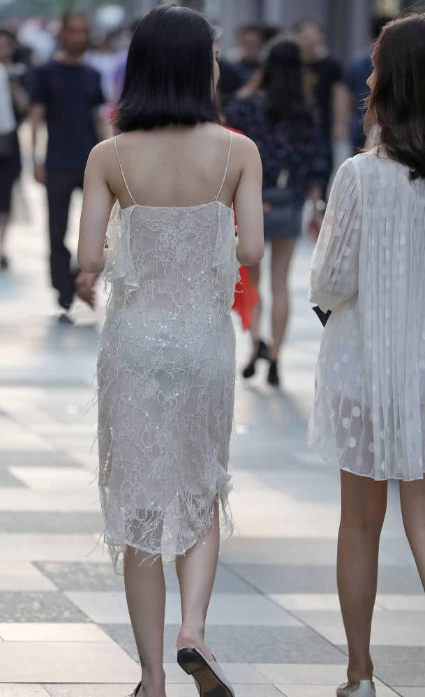 气质小姐姐白色仙女裙尽显曼妙身姿，上围俏皮的两点，吸睛无数