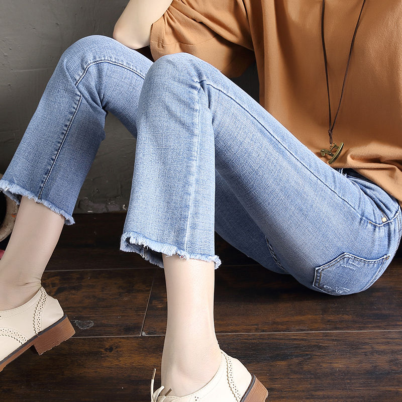 如今的女人真会穿，不穿裙子，只穿这“坏的”牛仔裤，美出新高度