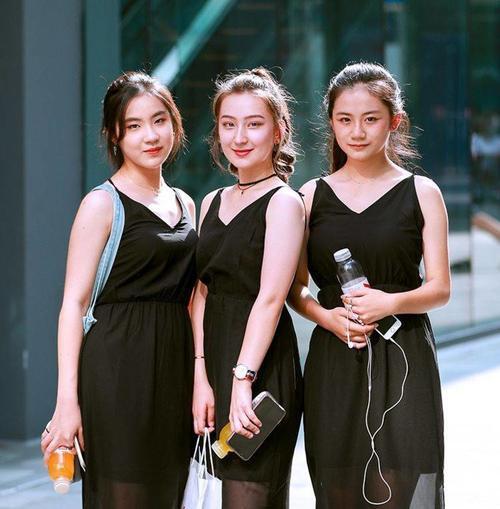 街拍:魅力十足的打底裤小姐姐大气不紧绷,显出迷人小蛮腰!