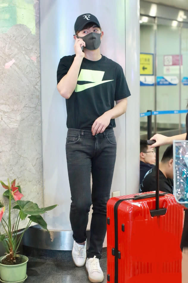 邓伦穿紧身裤现身机场，打电话姿势妖娆过女人，热巴看了想打人