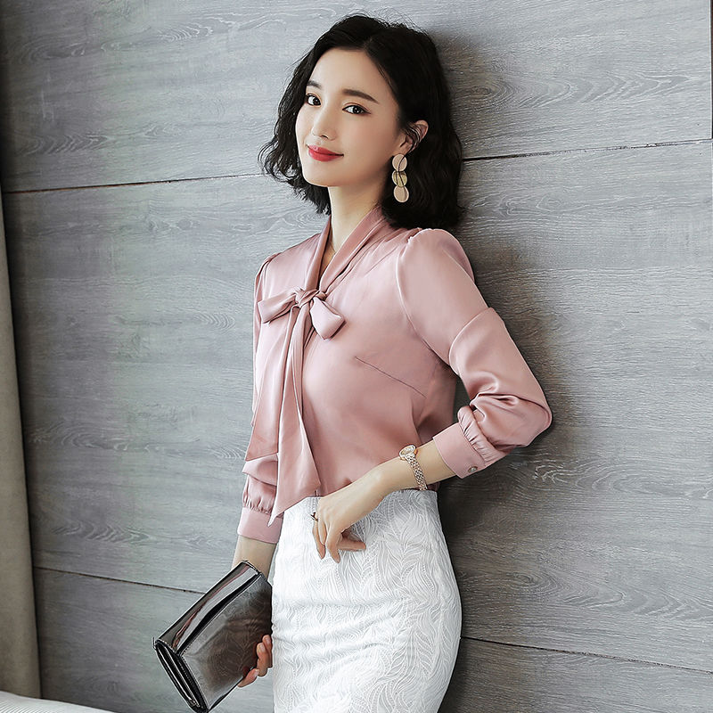 真丝裙扔了吧!刚上架的“秋小衫”，特适合80后女人，减龄显嫩