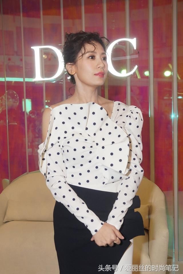 贾静雯裙子中间开叉还掉肩膀，网友：还以为是台湾哪个舞厅的歌女