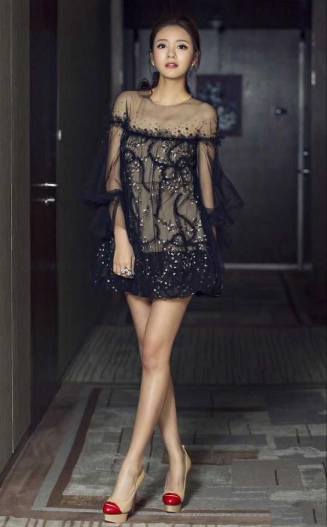 安以轩要是生在古代绝对是“红颜祸水”，网友：美到无可挑剔！