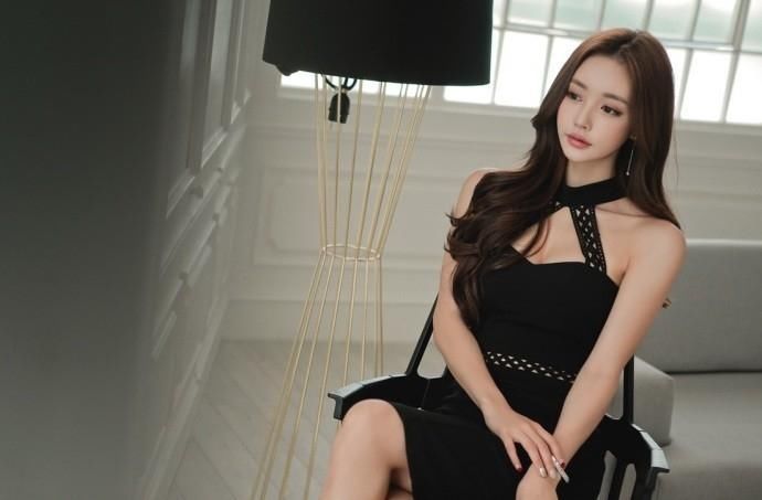 性感美女模特穿露肩包臀短裙,细腰翘臀拍撩人写真!