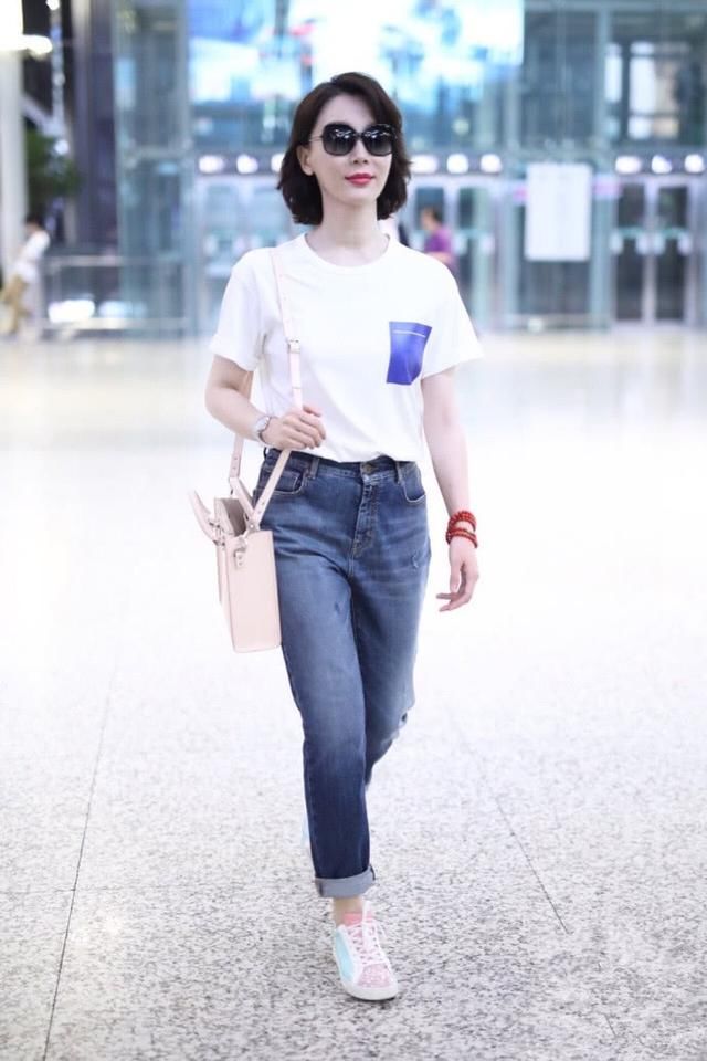 陈数穿白T配牛仔裤现身机场,瞬间嫩到飞起,网友:只有20岁吧!