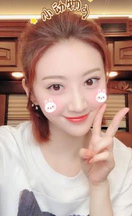 景甜现身高奢活动，只看上半身就惊艳全场，网友：看到腿我沉默了