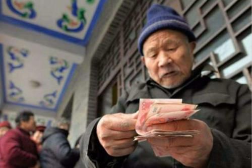  【养老金】农村老人要注意，3类人不能领养老金，一类人可享额外