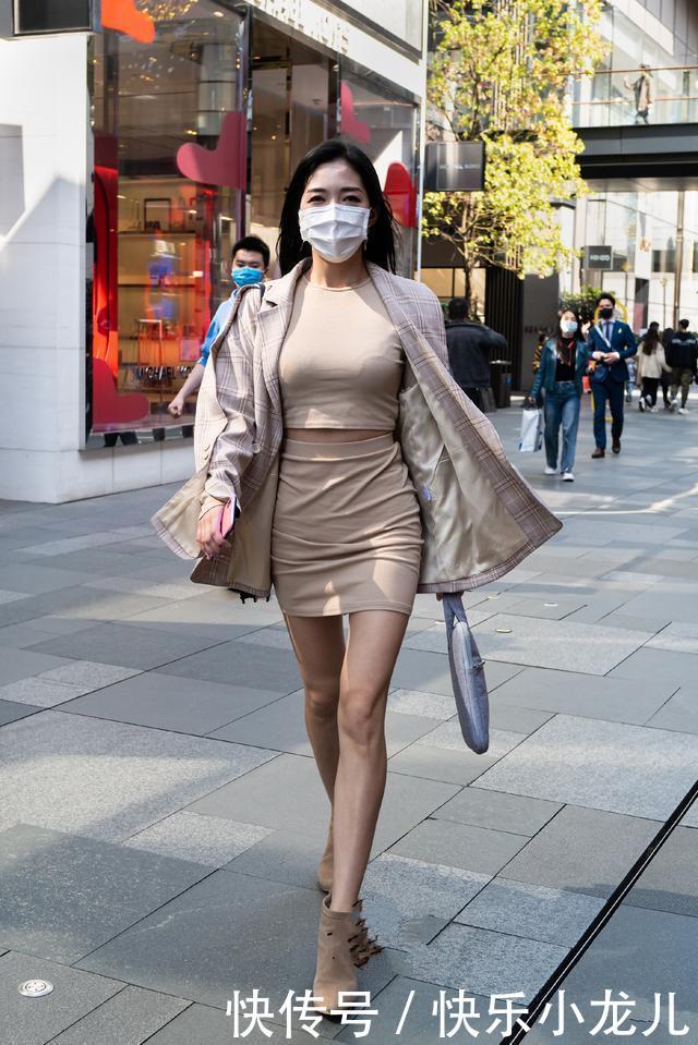 「小姐姐」等待一秒钟入夏?茫茫裙海之中的这条裙子,让你性感又显腿长!