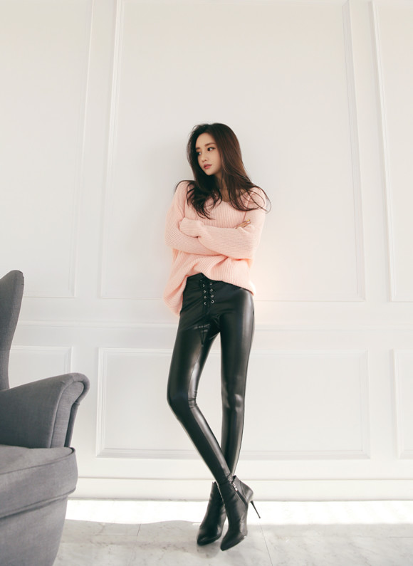 很有魅力的皮裤美女，展现十足的女神范，好看极了！