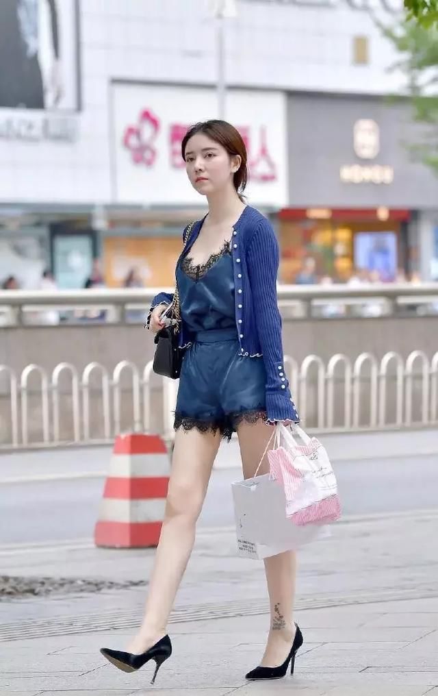 街拍：美女俏丽多姿惹人注目，舒适而惬意短裤穿出迷人长腿！