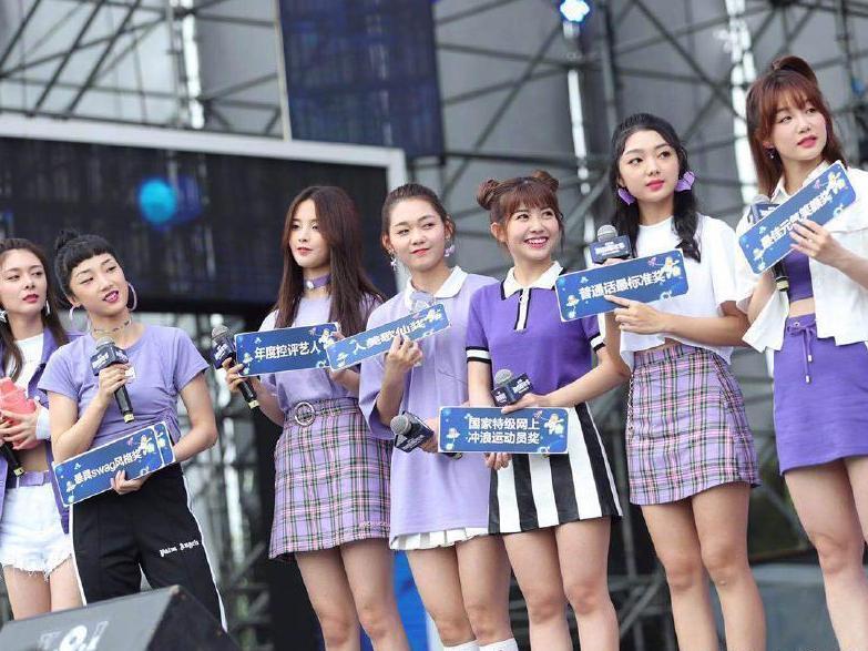 火箭少女7人同台, 穿短裙热裤秀身材, 网友: 青春无敌!