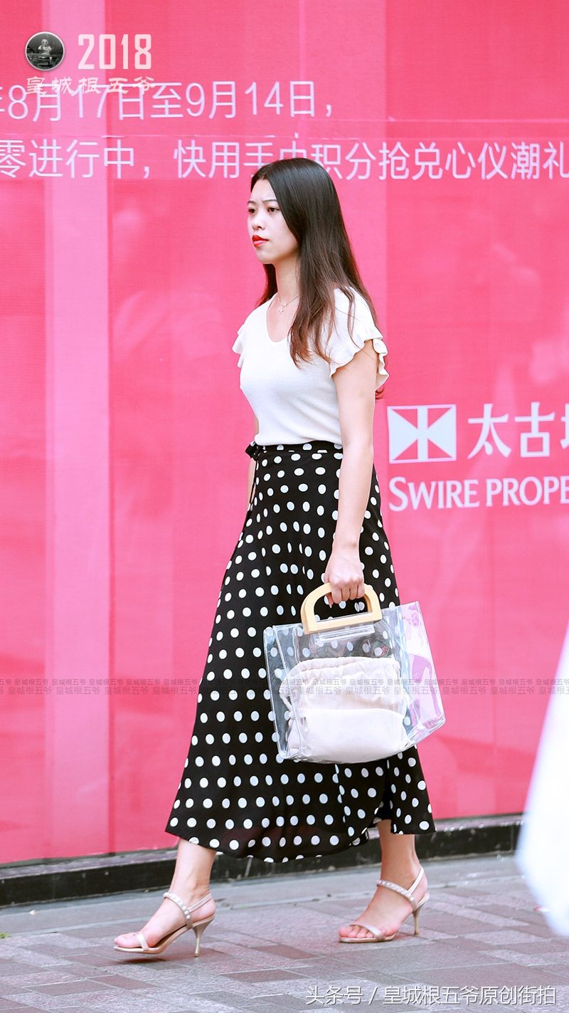 看三里屯美女街拍学穿搭，让你拥有女人特有的魅力