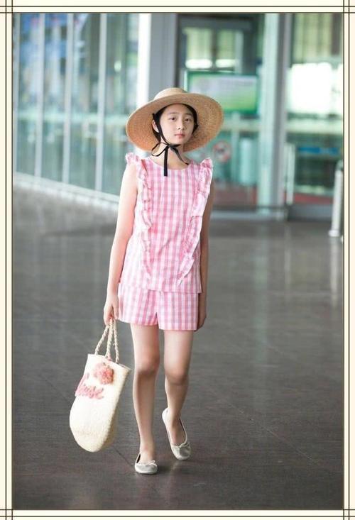 黄多多打扮略土气，李嫣真的继承了王菲，网友：太有个性了