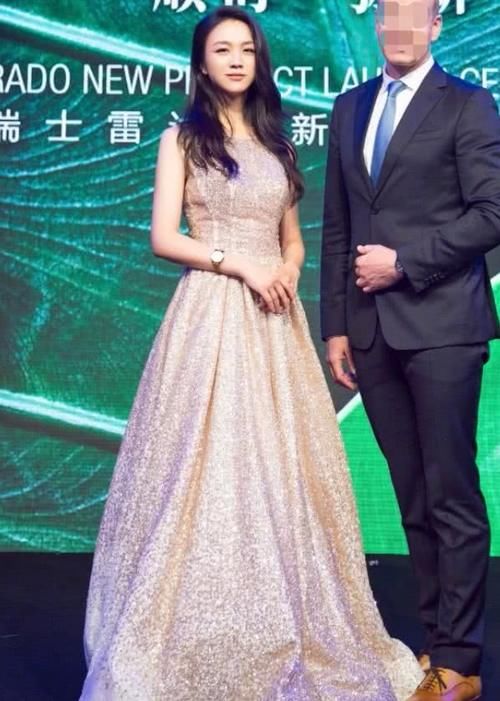 汤唯现身发布会，没想到她把星辰穿在身上，简直是美翻了天