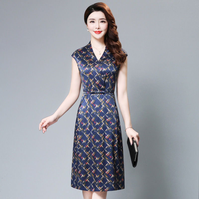 现在的70后真会穿，这种“仙女裙”上身，洋气有女人味，太撩人