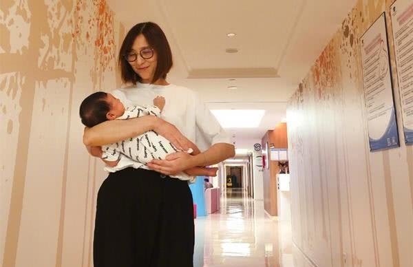 #婆婆#麦迪娜宅家晒美照,却被姜潮吐槽衣衫不整!婆婆送的项链太抢镜
