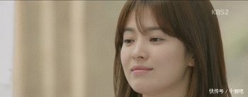 36岁宋慧乔身穿粉色套装现身活动，不料衣服尴尬选错凸显幸福肥