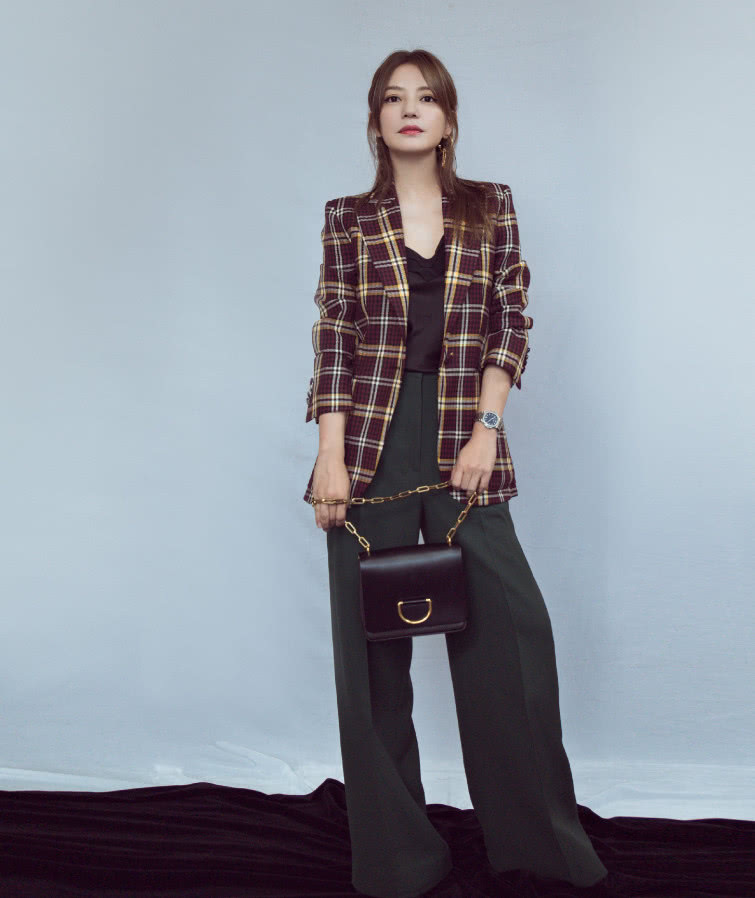 赵薇素颜亮相，还因为一条“星星裤子”，穿得比助理还像个路人！