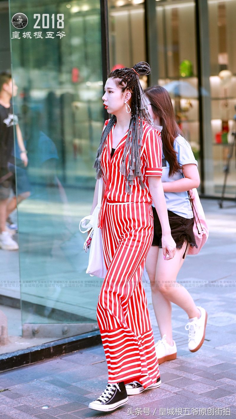 街拍:炎热的三伏天也可以打扮得既时尚又清凉