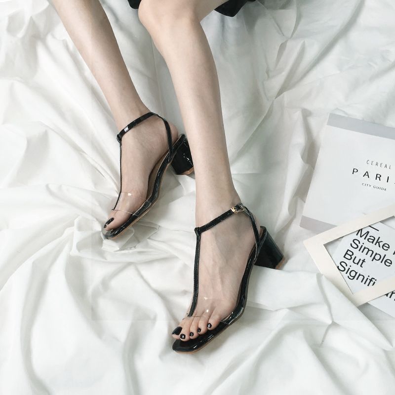 今年流行的高跟凉鞋都是粗跟的，百搭又不累脚，呵护纤纤玉足