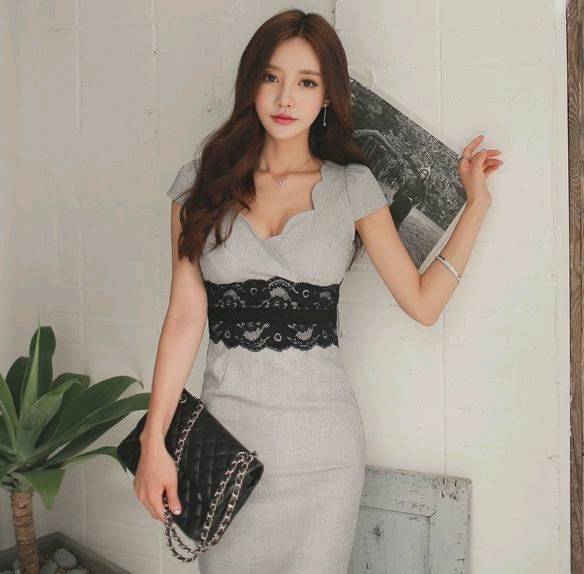 街拍，美女一身粉红色蕾丝连衣裙，性感又可爱，简直就是宅男福利