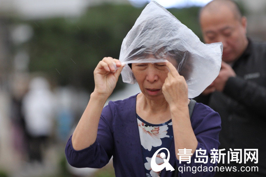 冷空气 9级大风驾到！游人兴致满满，顶风冒雨游栈桥