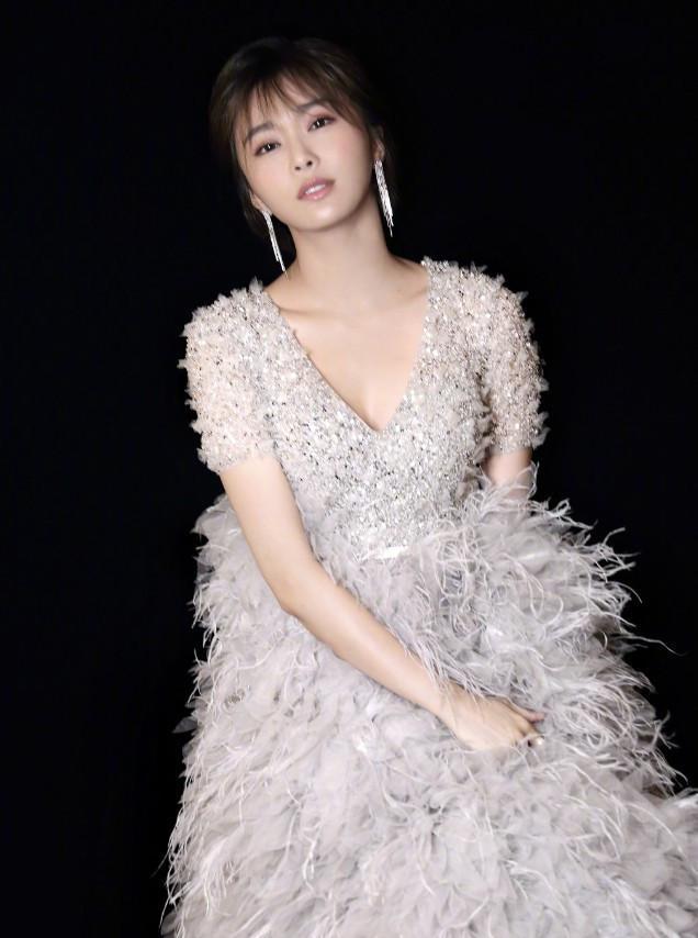 陈冰要哭了，一身贵妇装扮也难入时尚圈，她的耳环却永远吸睛！