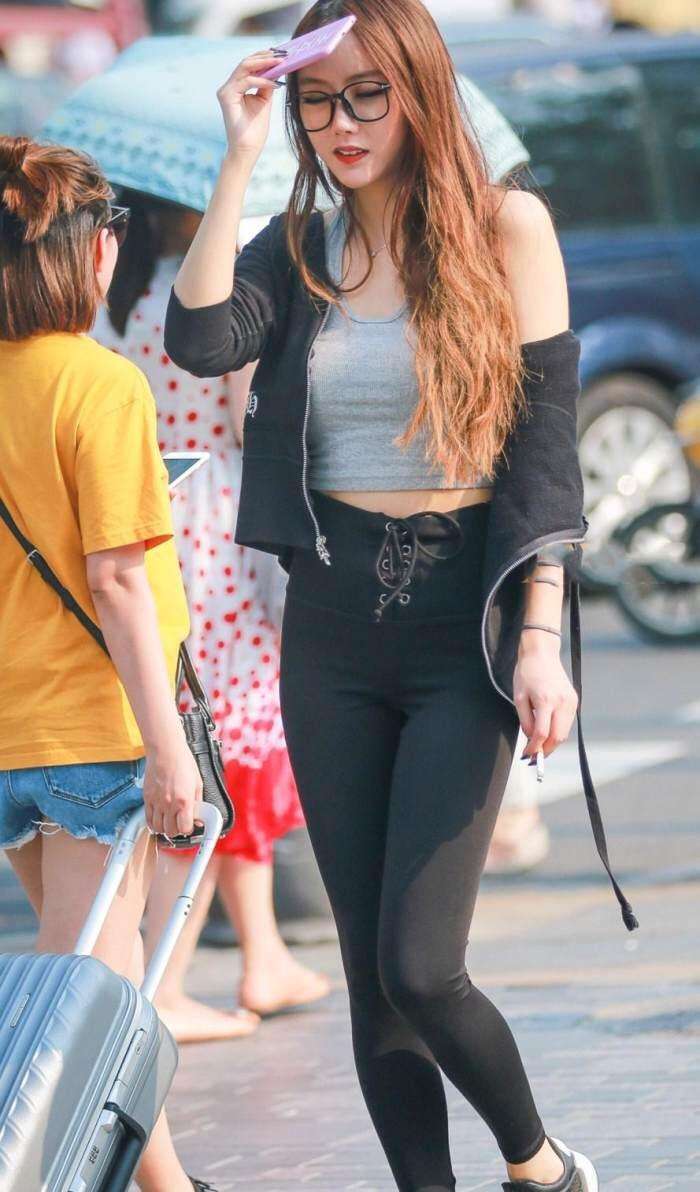 街拍: 丰满的魅力小姐姐，紧身裤穿的很好看