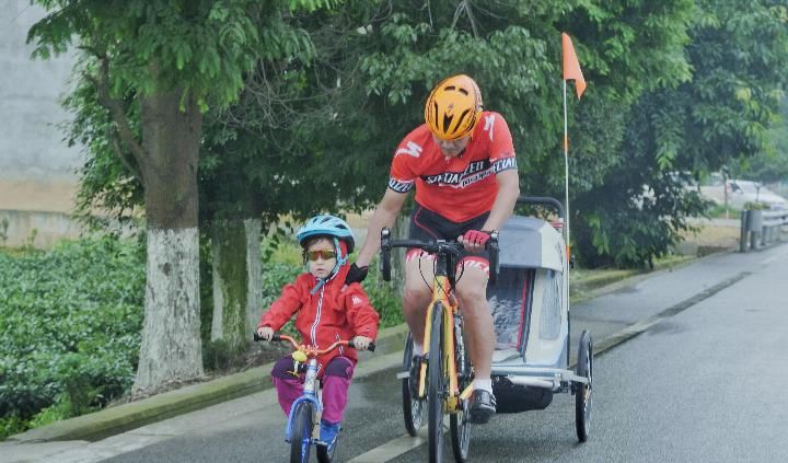 找妈妈去! 40岁老爸带4岁女儿骑行川藏线, 30天2150公里